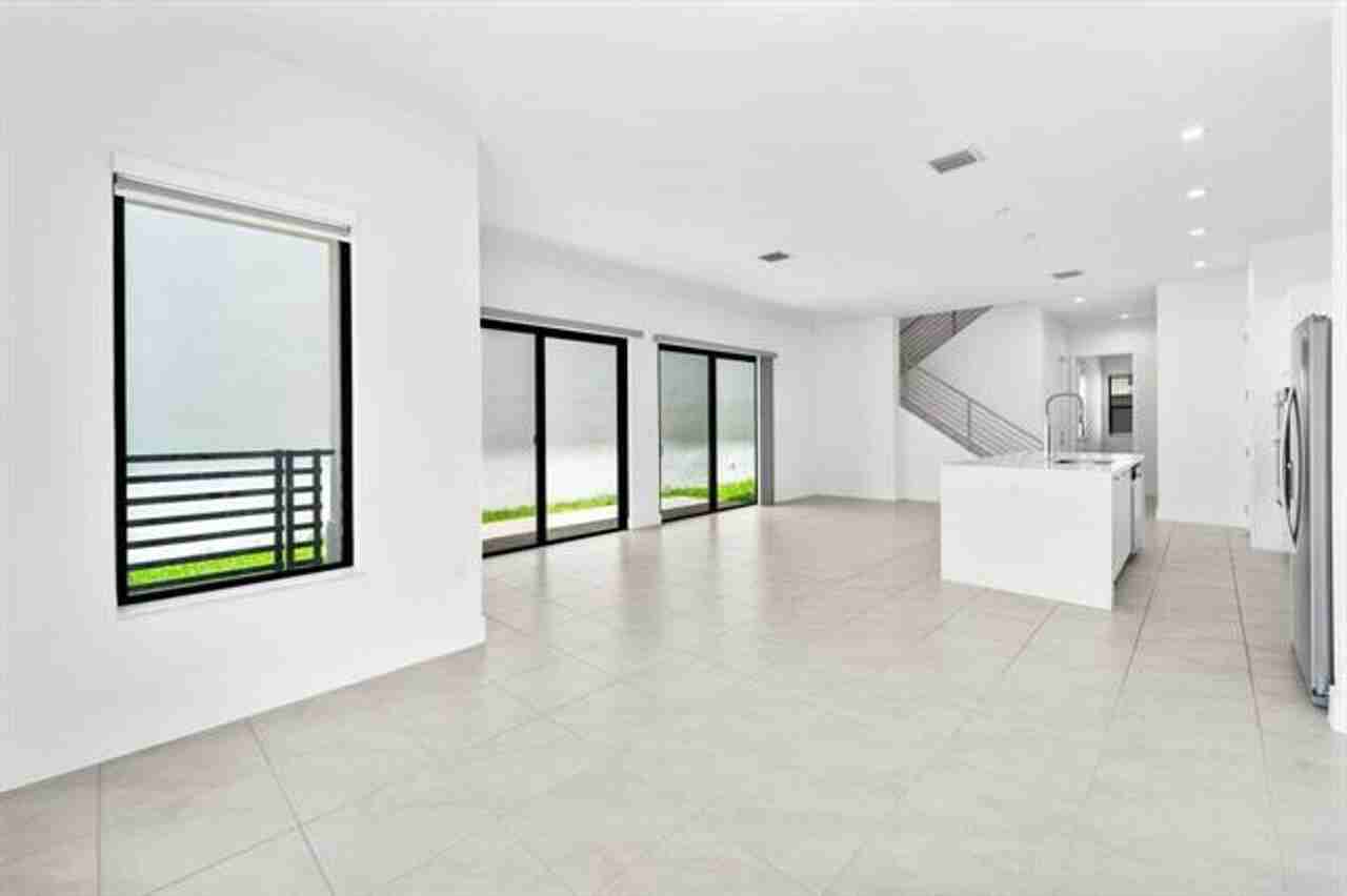 8173 8173 NW 42nd Street St - Photo 4 of 43