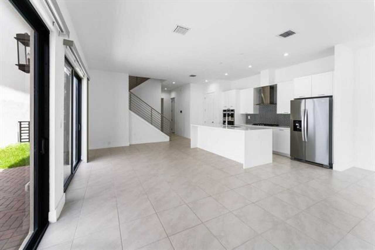 8173 8173 NW 42nd Street St - Photo 5 of 43