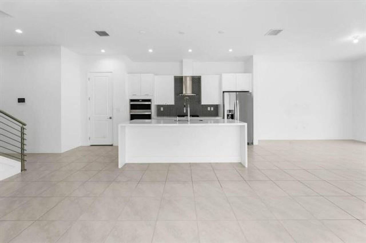 8173 8173 NW 42nd Street St - Photo 7 of 43