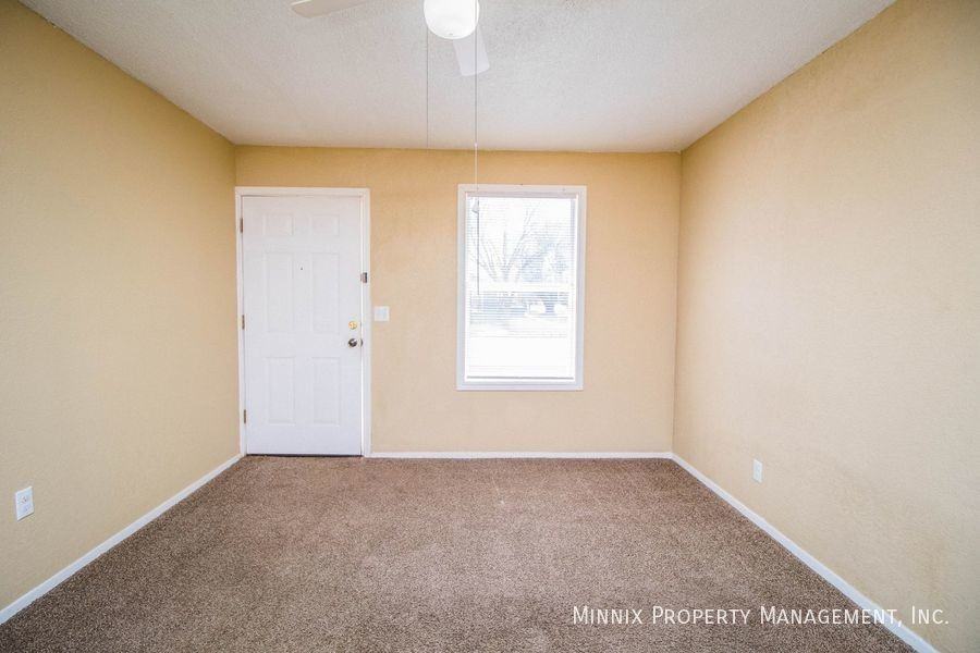330 E Lynn St - Photo 3 of 12