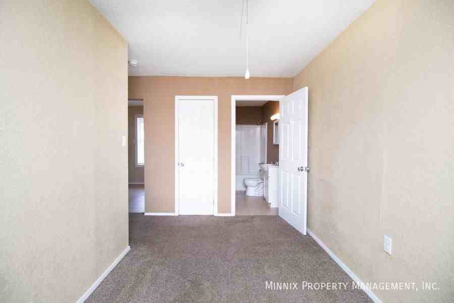 330 E Lynn St - Photo 5 of 12