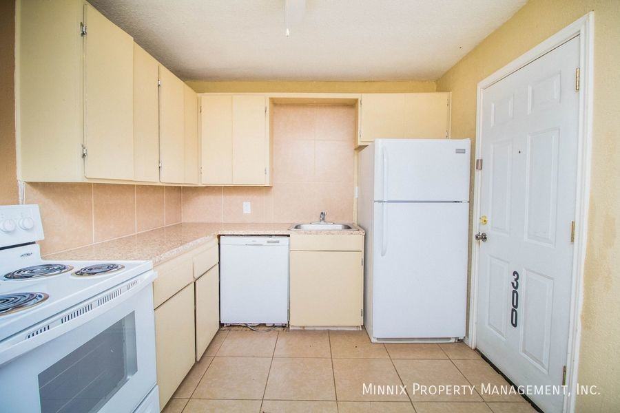 330 E Lynn St - Photo 6 of 12