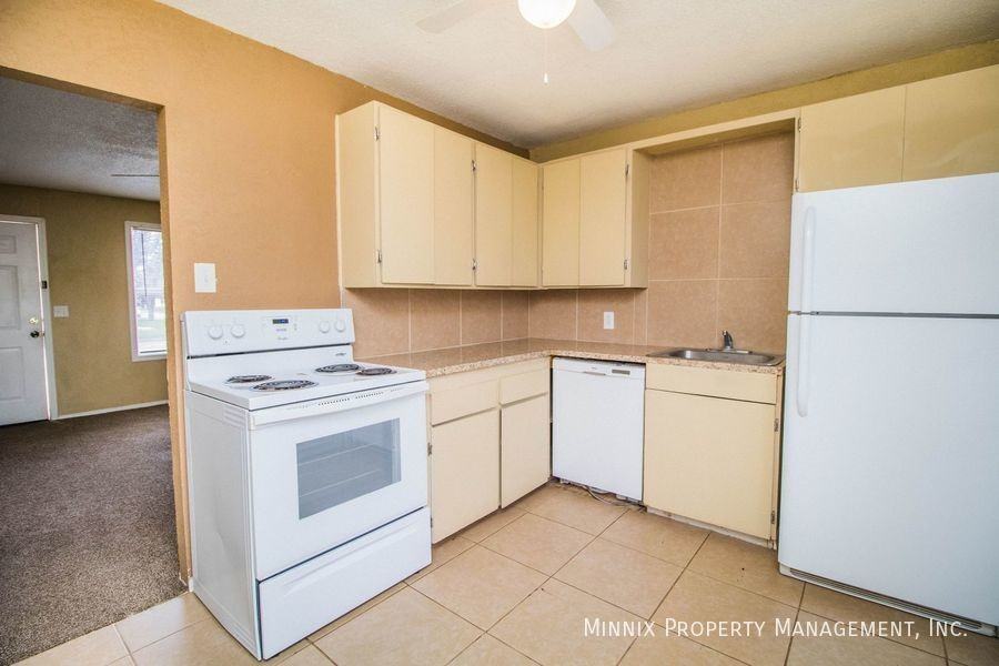330 E Lynn St - Photo 7 of 12