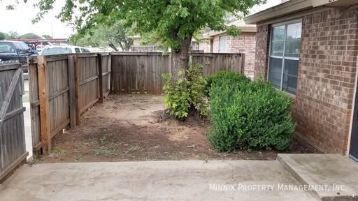 2119 S Loop 289 #B - Photo 2 of 12
