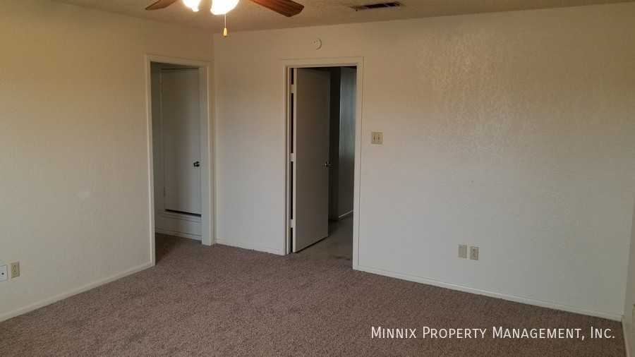 2119 S Loop 289 #B - Photo 7 of 12