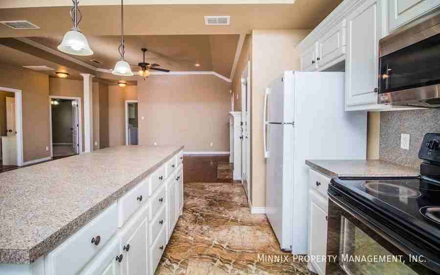 5826 104th St - Photo 6 of 32