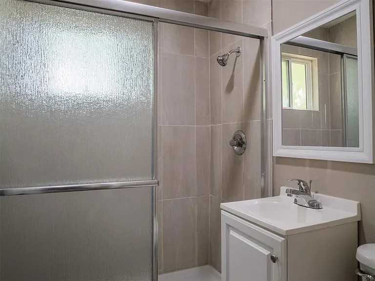 1206 Nw Baldwin Ave - Photo 4 of 12