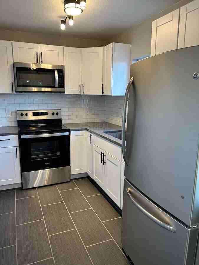 665 Hooker St - Photo 3 of 23