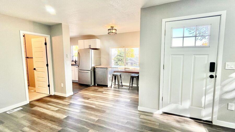 665 Hooker St - Photo 6 of 23