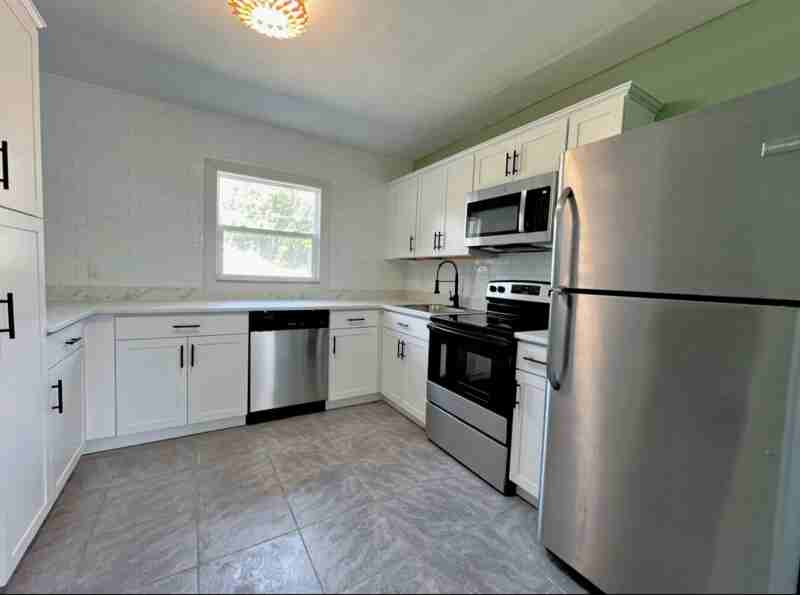 707 E Spruce St - Photo 4 of 16