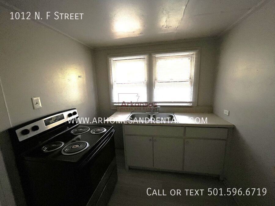 1012 N F St - Photo 5 of 9