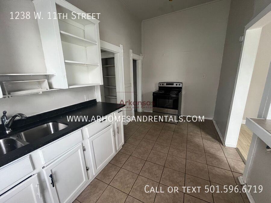 1238 W 11th St - Photo 4 of 9