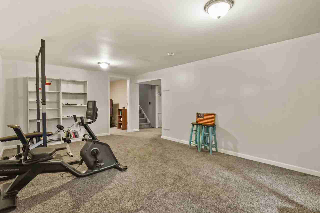 1092 S Iris St - Photo 3 of 9