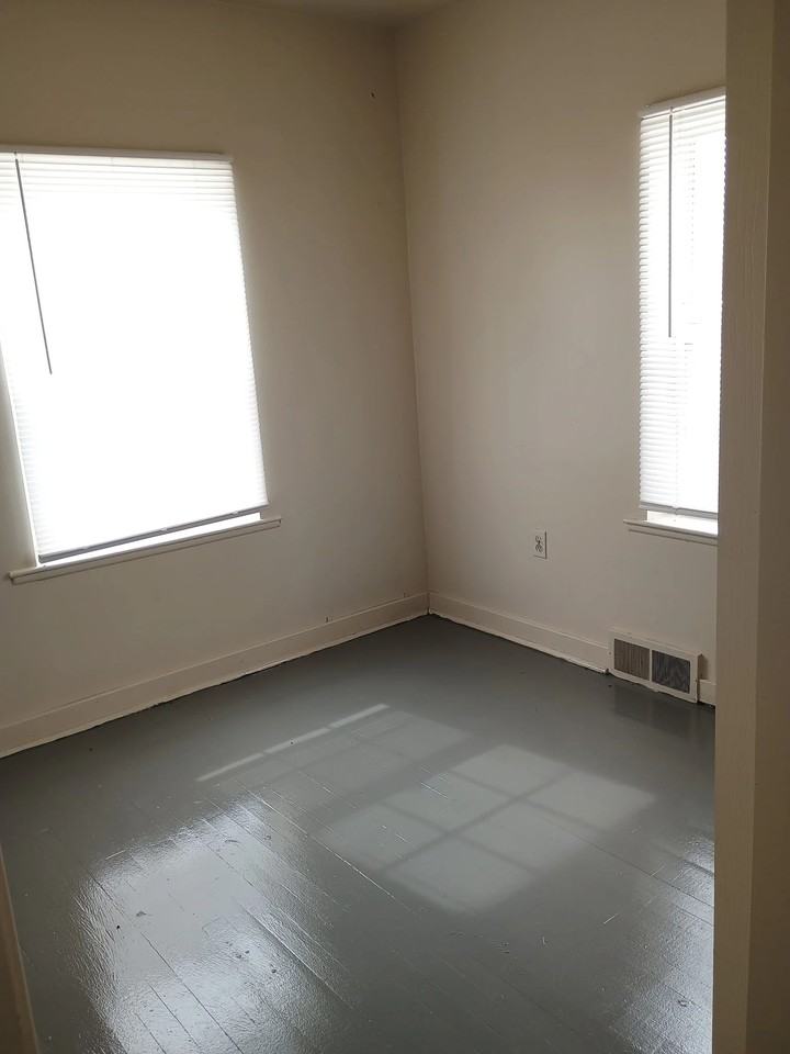 2503 Thayer St - Photo 4 of 13