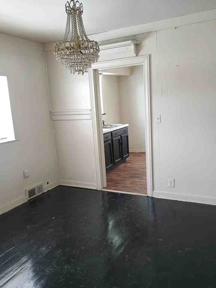 2503 Thayer St - Photo 5 of 13