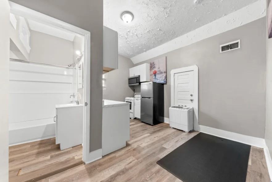 1259 Hart St #B - Photo 2 of 7