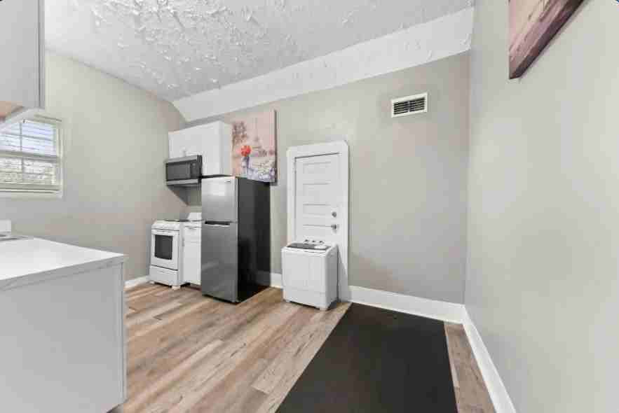 1259 Hart St #B - Photo 7 of 7