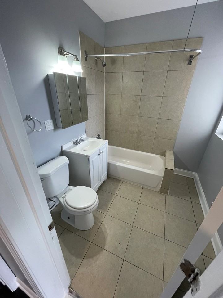 7406 S Phillips Ave #3 - Photo 4 of 6