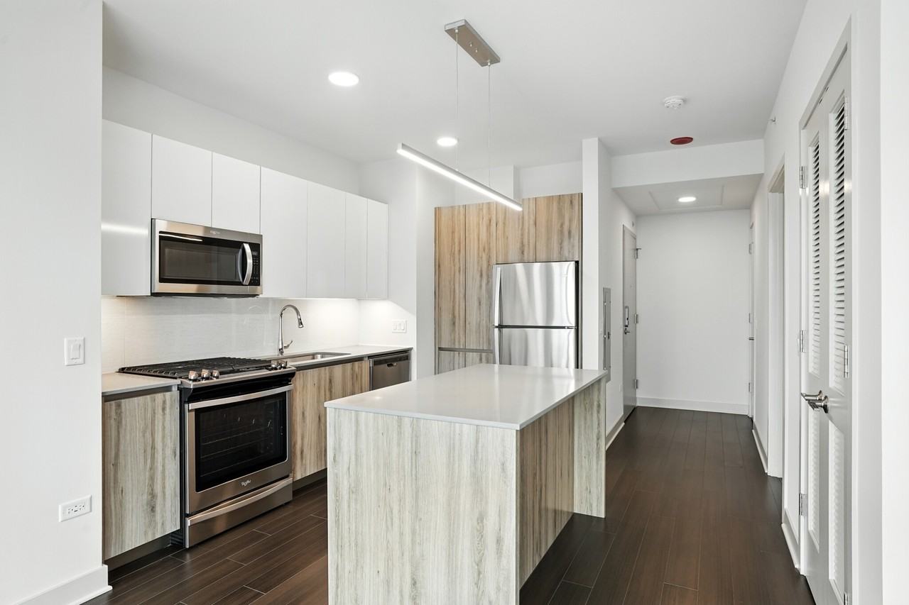 355 W Wolf Point Plz - Photo 4 of 18