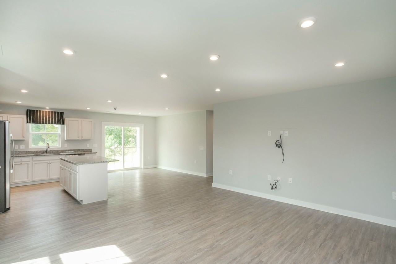 711 Cottage Dr - Photo 7 of 39