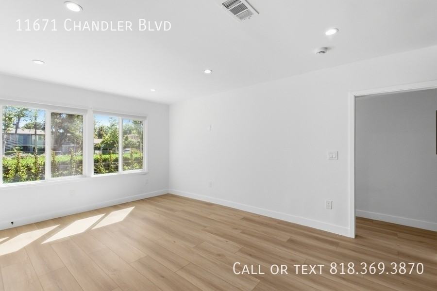 11671 Chandler Blvd - Photo 2 of 23