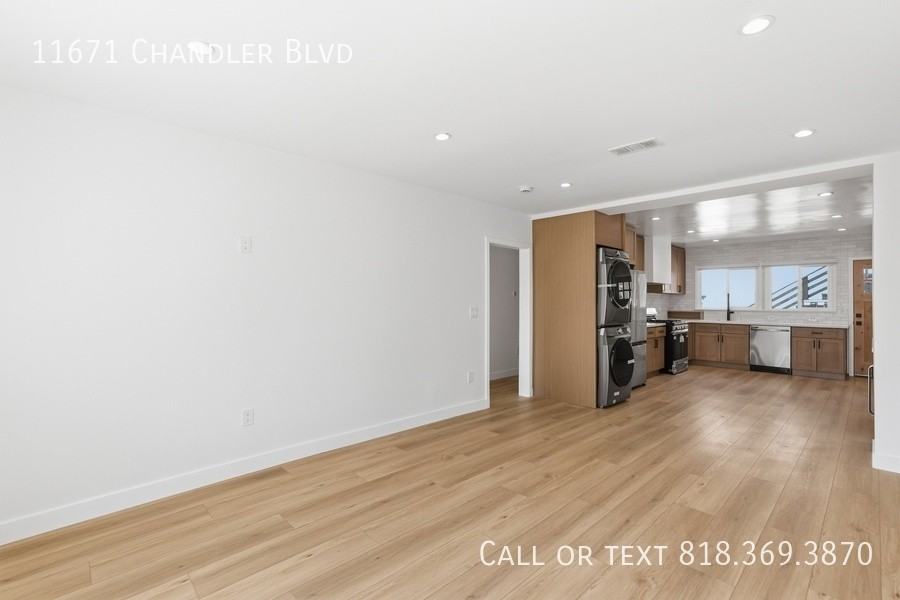 11671 Chandler Blvd - Photo 3 of 23