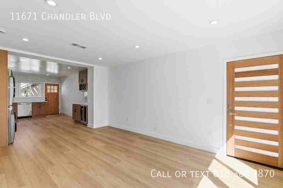 11671 Chandler Blvd - Photo 4 of 23