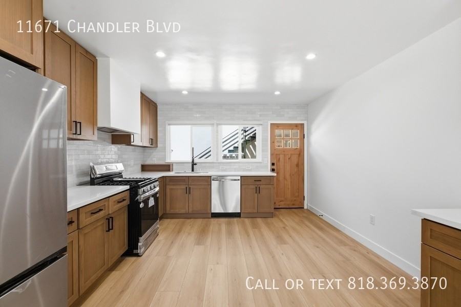 11671 Chandler Blvd - Photo 5 of 23