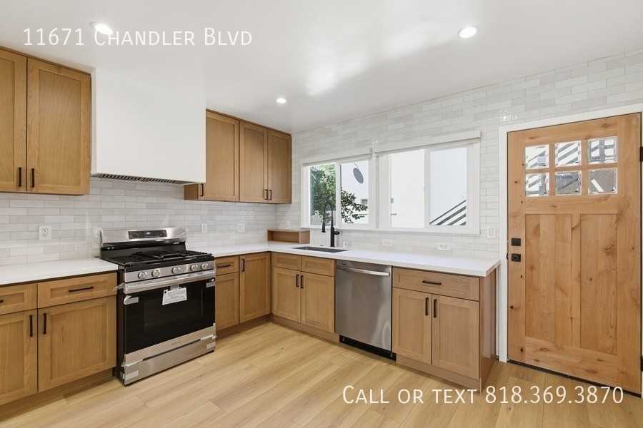 11671 Chandler Blvd - Photo 6 of 23