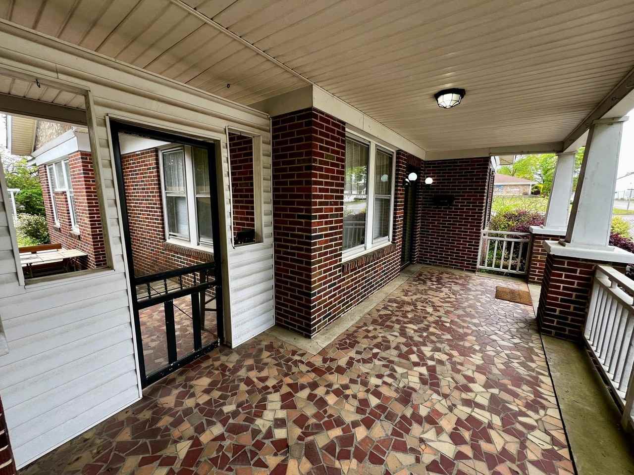 901 Center St - Photo 4 of 34