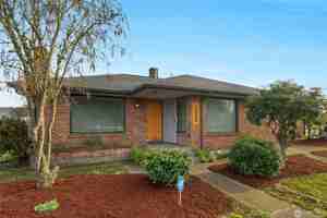 featured image of 10221 16th Ave E #1