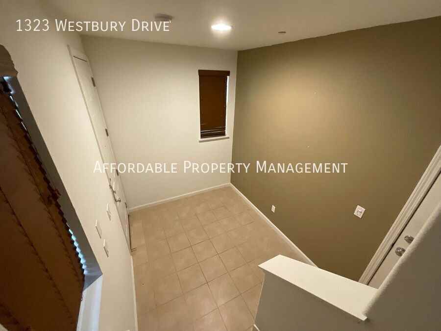 1323 Westbury Dr - Photo 3 of 23