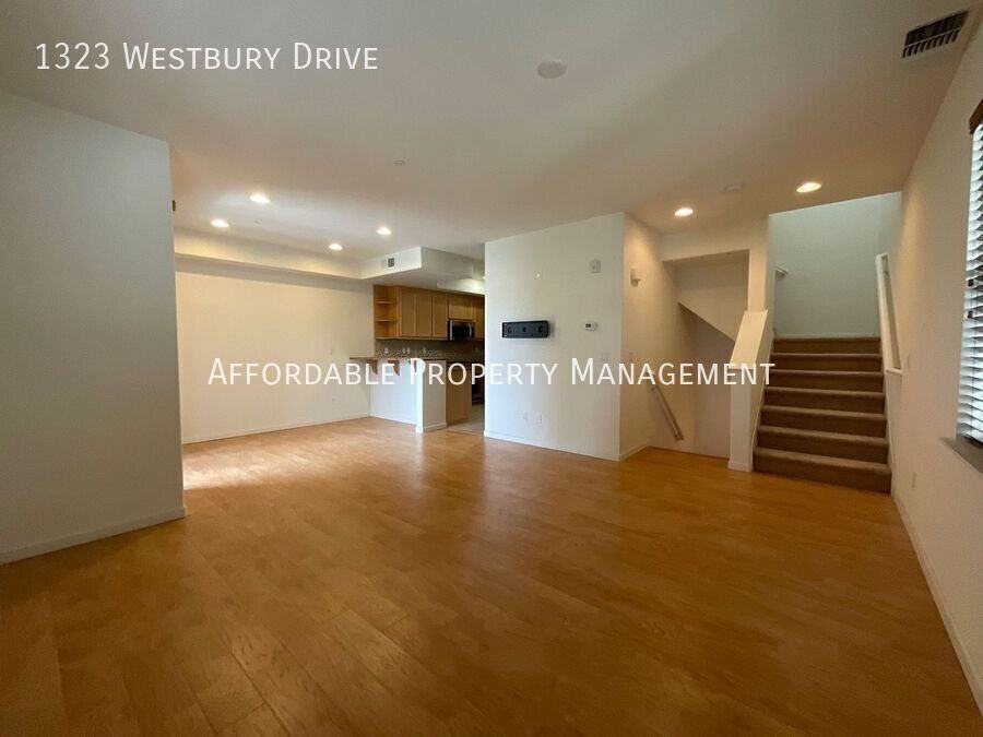 1323 Westbury Dr - Photo 4 of 23