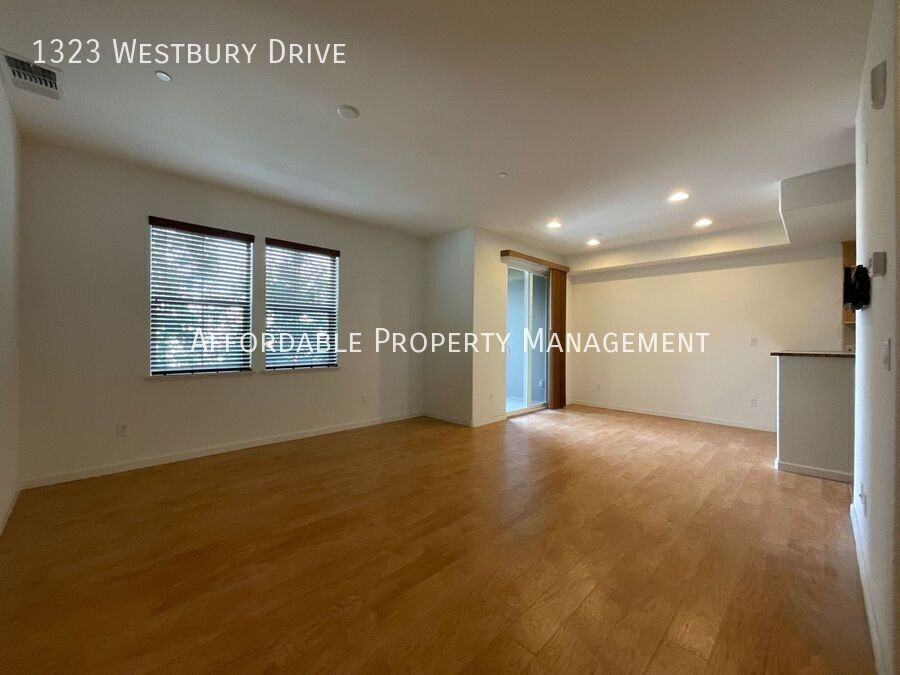 1323 Westbury Dr - Photo 5 of 23