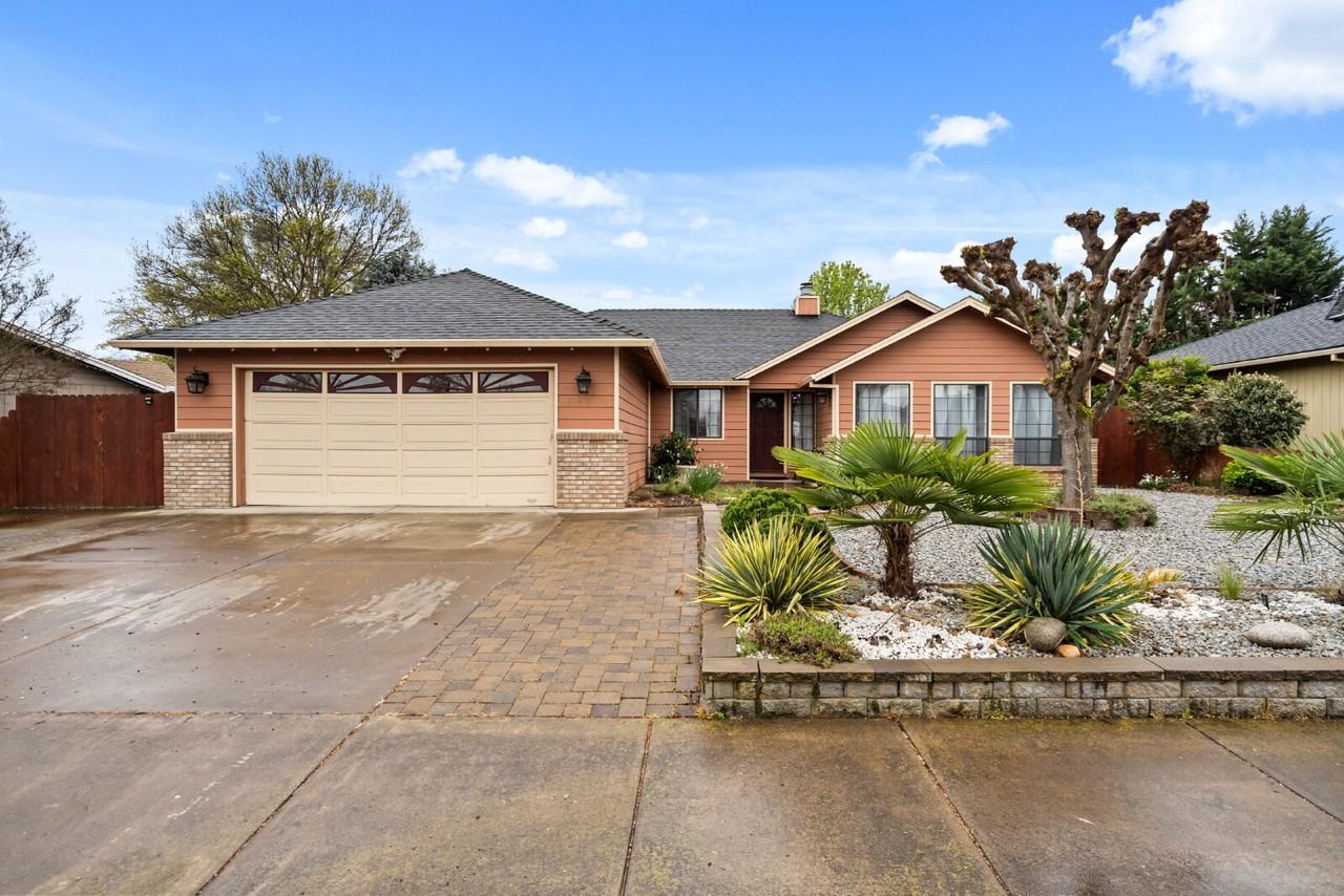 2360 Temple Dr - Photo 2 of 29