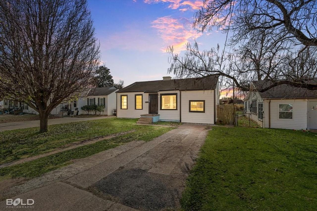 2400 Broadway Dr - Photo 2 of 20