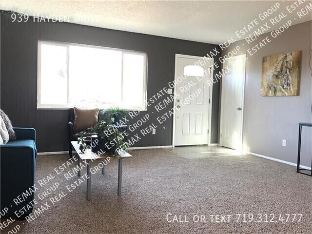 939 Hayden Dr - Photo 2 of 12