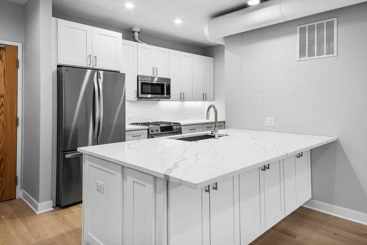 4637 N Ashland Ave #302 - Photo 2 of 20