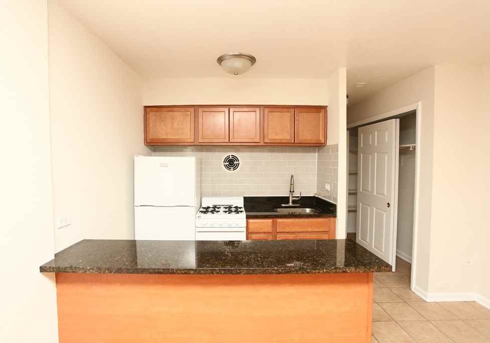 5847 N Winthrop Ave #101 - Photo 4 of 7