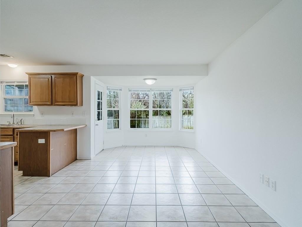 2110 Se Atherton Cir - Photo 4 of 22