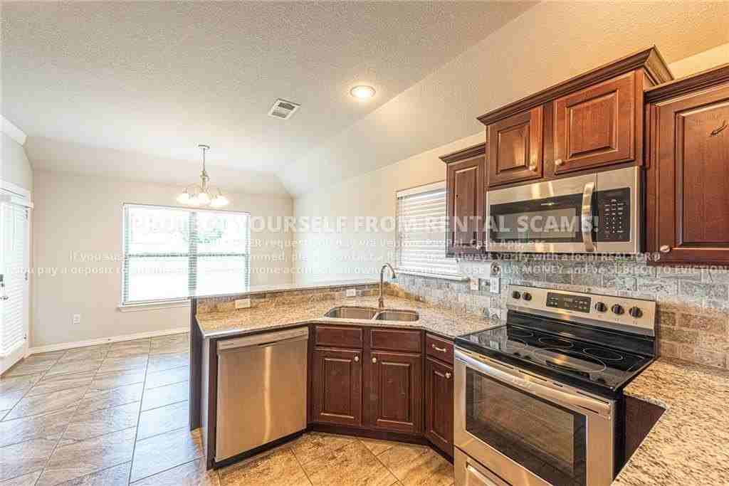 1111 Tulip St - Photo 7 of 19