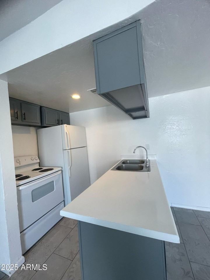 3232 W Jackson St #1 - Photo 2 of 5