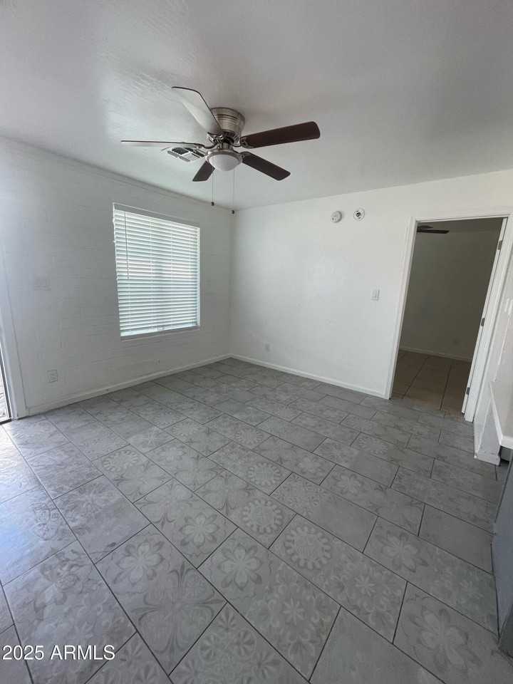 3232 W Jackson St #1 - Photo 3 of 5