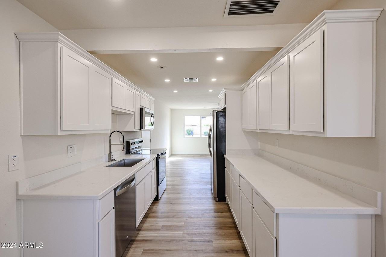 4352 E Grovers Ave - Photo 4 of 15