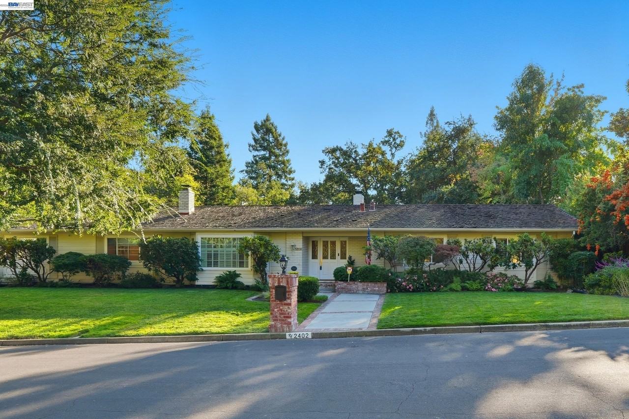 2402 Royal Oaks Dr - Photo 2 of 30