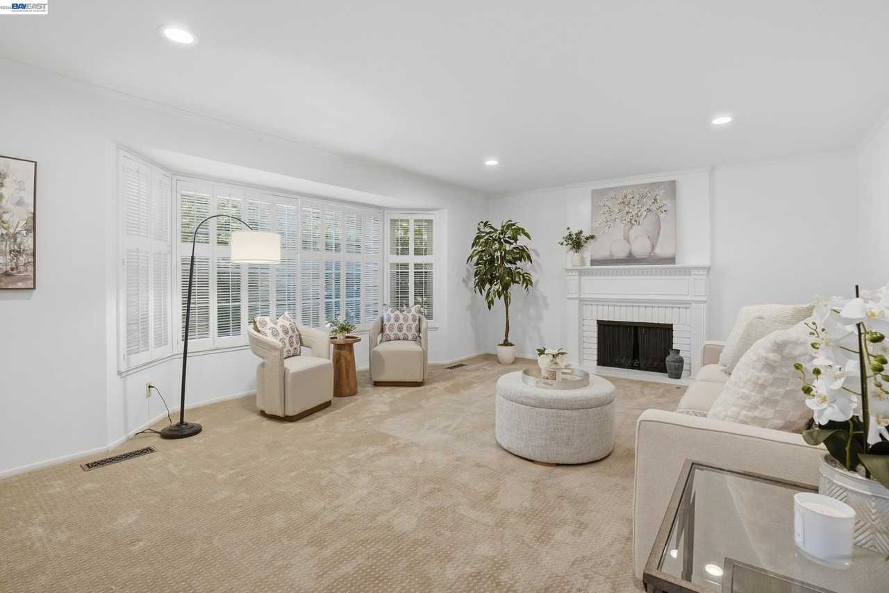 2402 Royal Oaks Dr - Photo 4 of 30