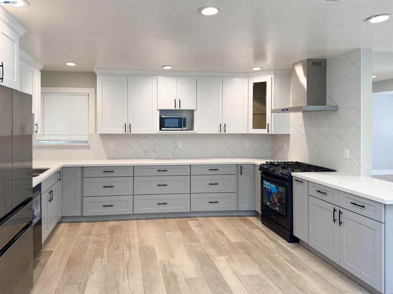 2071 Seacliff Dr - Photo 2 of 20