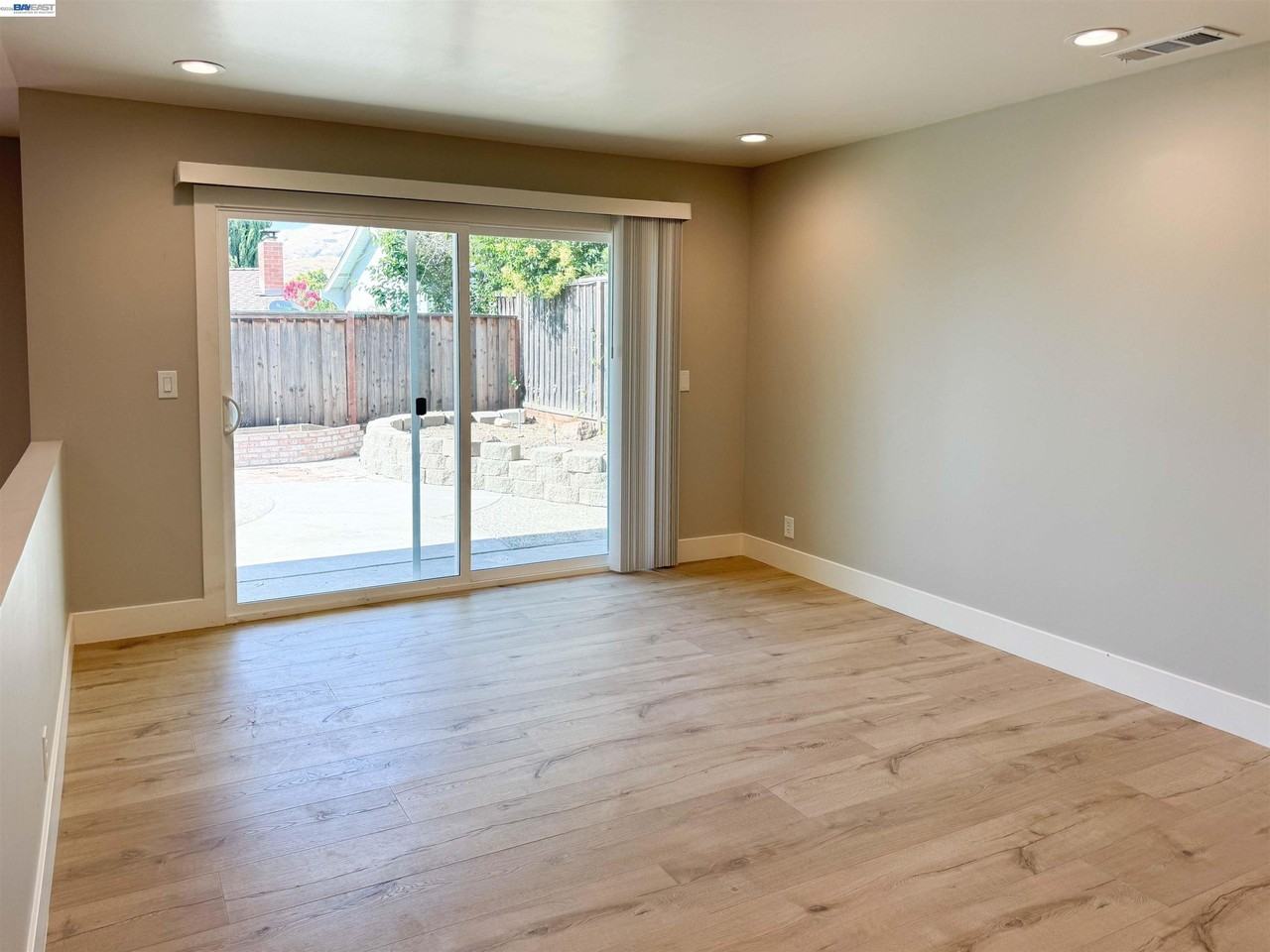 2071 Seacliff Dr - Photo 5 of 20