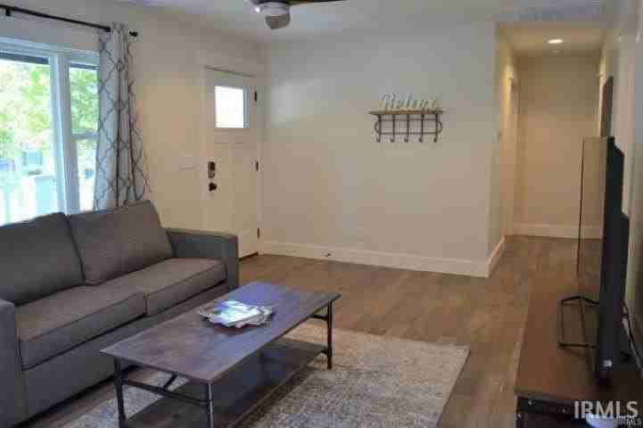 124 N Bryan Ave - Photo 2 of 15