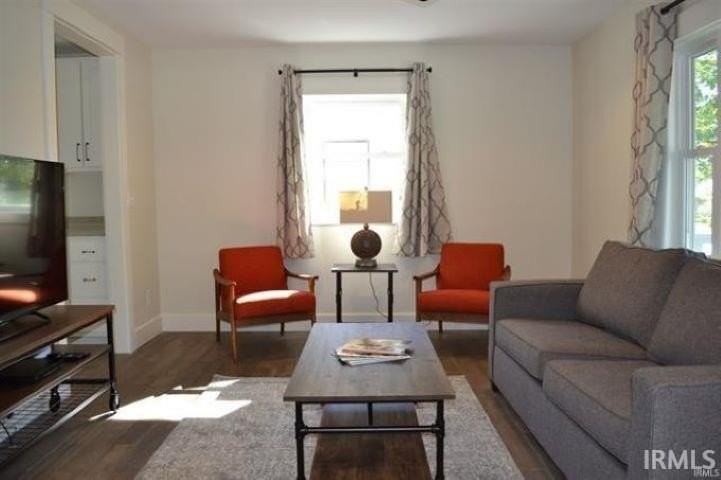 124 N Bryan Ave - Photo 3 of 15